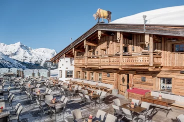 Sonnenterrasse im Winter mit vielen Sitzmöglichkeiten 