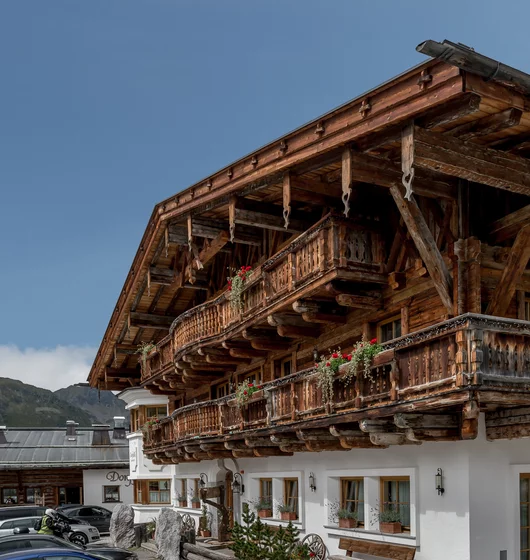 Traditionelles altes Landhaus mit viel Holz