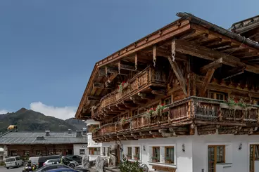 Traditionelles altes Landhaus mit viel Holz