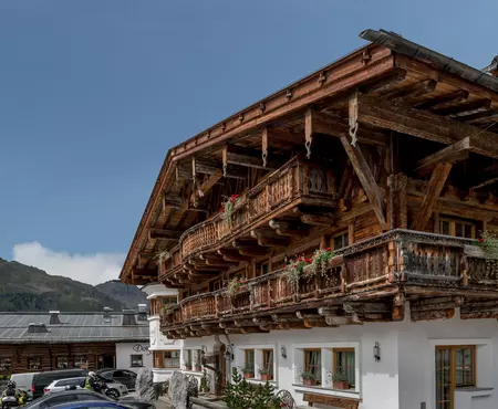 Traditionelles altes Landhaus mit viel Holz