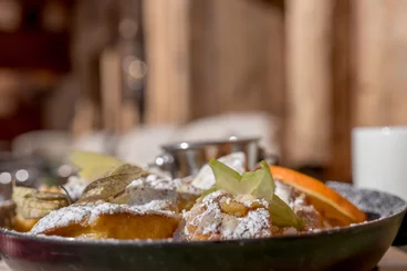 Kaiserschmarren mit Apfelmus in einer Schmankerlpfanne 