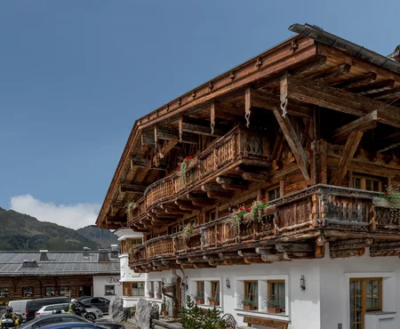 Traditionelles altes Landhaus mit viel Holz