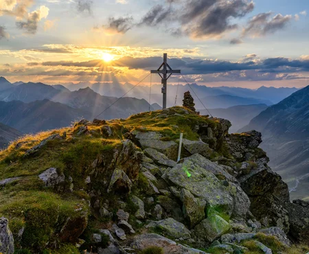 Gipfelkreuz bei Sonnenuntergang 