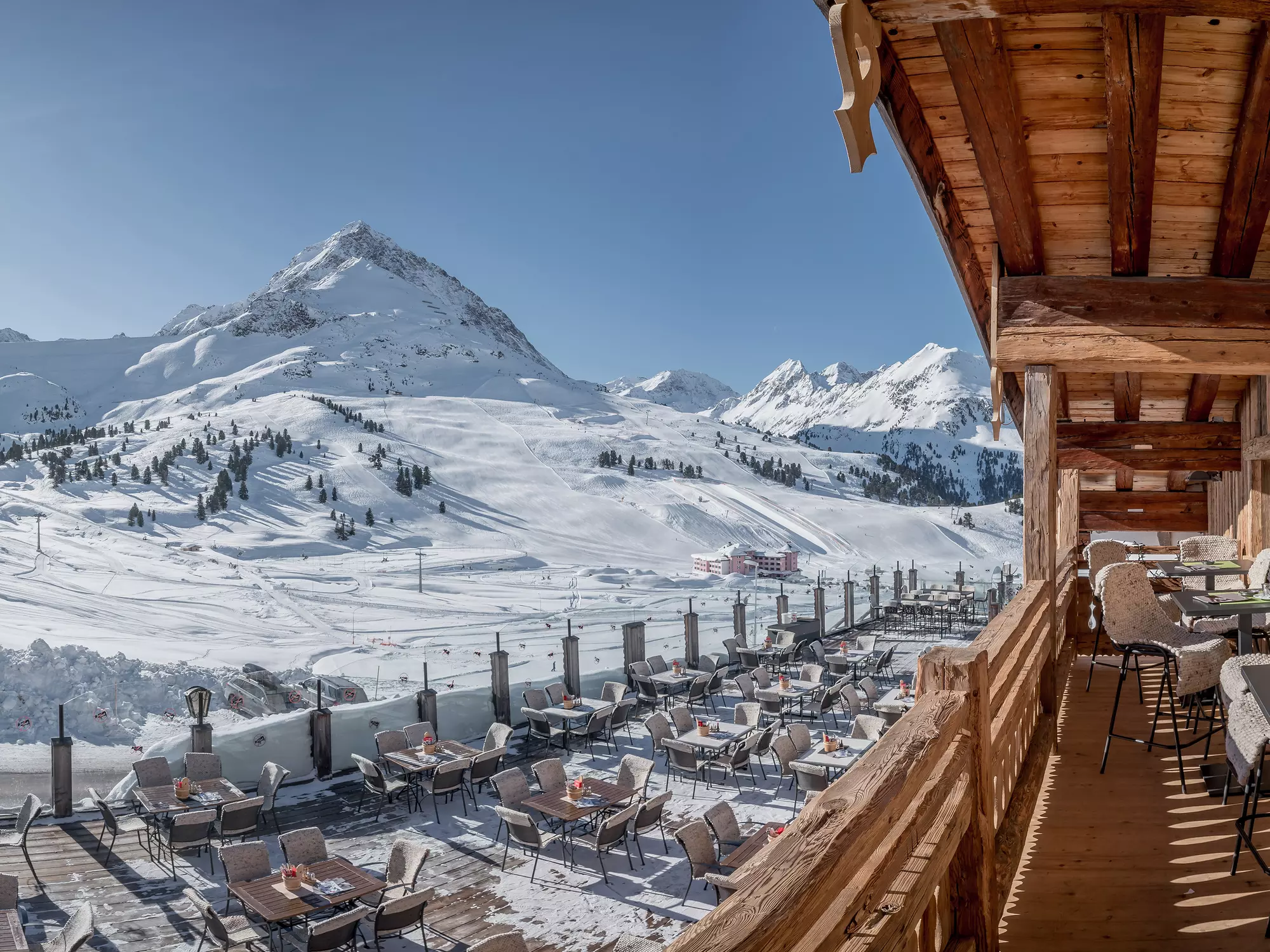 Bergpanoramabild Terrasse und Balkon mit Aussicht auf auf die Berge im Winter 