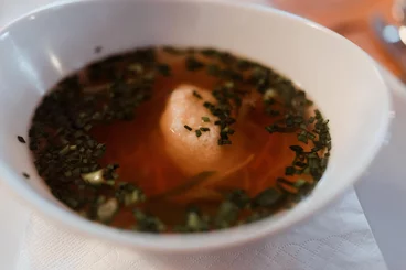 Grießnockerlsuppe mit Gemüsestreifen