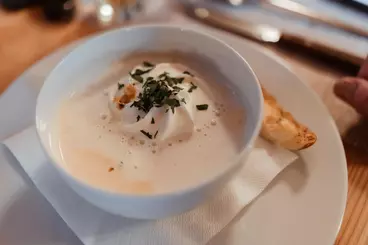 Kräuterschaumsuppe mit Ricottaravioli