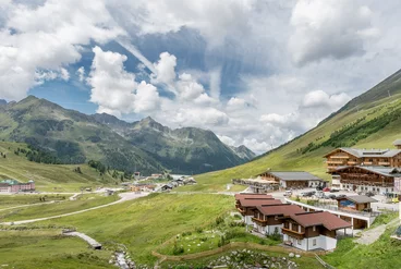 Kühtai Luftaufnahme Dorfstadl mit Bergpanorama im Hintergrund