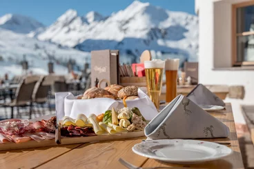 Frühstück mit Brettljause auf der Dorfstadl Sonnenterrasse