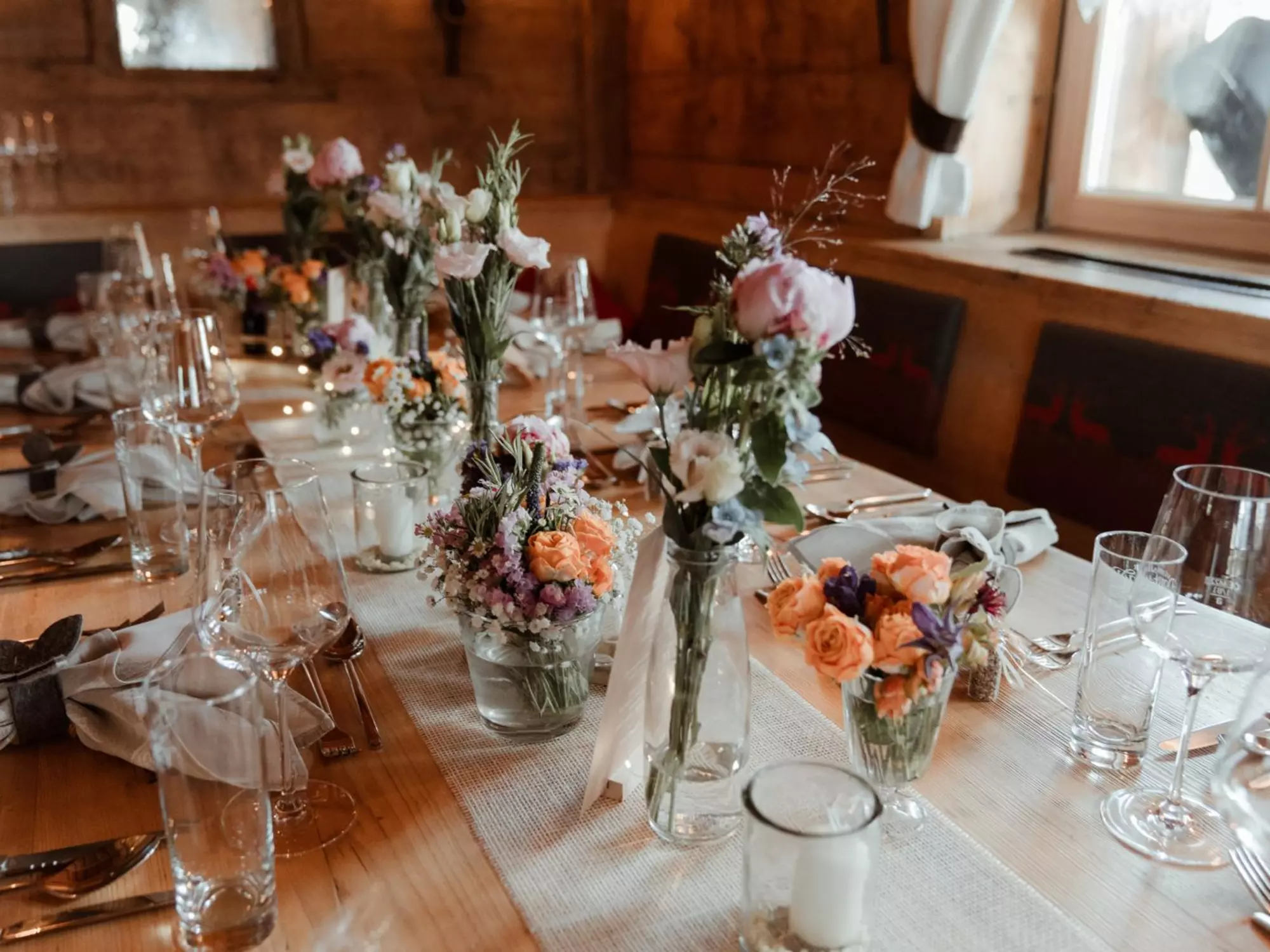 mit bunten Blumen gedeckter Hochzeitstisch