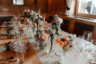 mit bunten Blumen gedeckter Hochzeitstisch