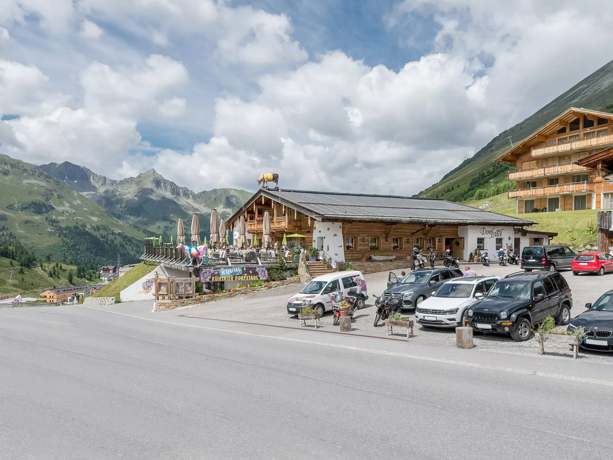 Kühtaier Dorfstadl © Buggi´s Dorfstadl Kühtai GmbH Außenansicht Dorfstadl mit großem Parkplatz und Bergpanorama