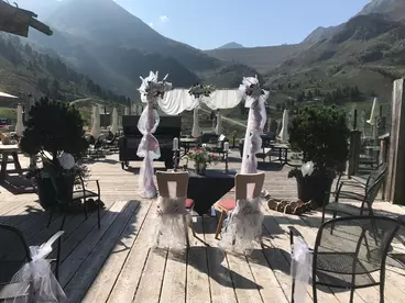 Freie Trauung in Kühtai im Dorfstadl auf der Terrasse bei Sonnenschein