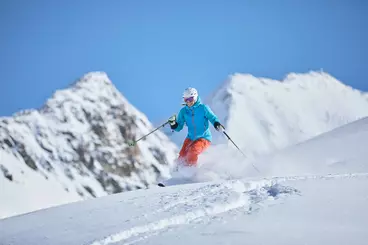 Skifahren in Kühtai © Innsbruck Tourismus / Christian Vorhofer Skifahrerin im Gelände bei Pulverschnee