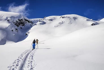 Zwei Skitourengeher im Gelände auf dem Weg zum Gipfel